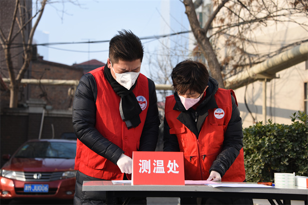 2020年2月，在公司認(rèn)領(lǐng)的無物業(yè)管理執(zhí)勤點位上，黨員在執(zhí)勤點位上工作.jpg