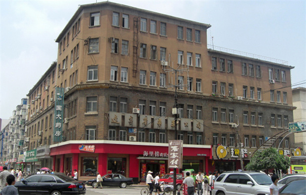 1949年，東北醫(yī)藥總公司辦公樓（位于沈陽市太原街13 號，其中第一至第三層為30年代原建筑，第四層以上為80  年代所接蓋。.jpg
