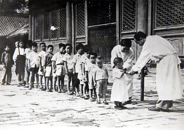 上世紀(jì)50年代初，位于天壇的中央防疫處（國(guó)藥集團(tuán)中國(guó)生物北京生物制品研究所前身）為兒童接種疫苗.jpg