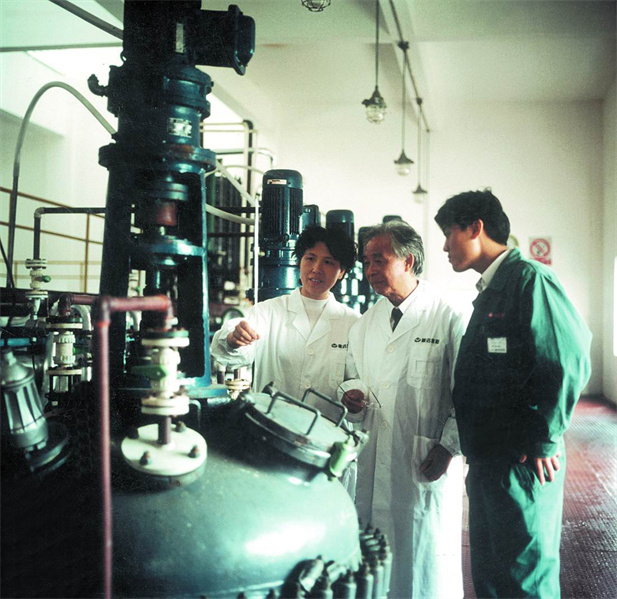 上世紀(jì)90年代，周后元在藥廠生產(chǎn)車間指導(dǎo)工作。1994年周后元當(dāng)選首批中國工程院院士。.jpg