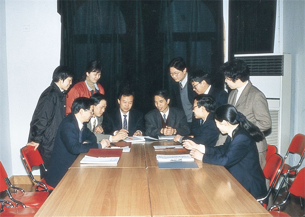 上世紀(jì)90年代，侯惠民帶領(lǐng)研發(fā)科研人員和企業(yè)科研人員一起交流。1996年侯惠民當(dāng)選中國工程院院士。.jpg