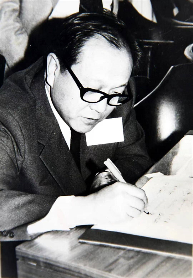 1979年，世界衛(wèi)生組織考察確證我國已于60年代初消滅天花。12月，北京生研所所長章以浩作為全球消滅天花證實委員會成員，在全球消滅天花證書上簽字。次年5月，世界衛(wèi)生組織第33屆世界衛(wèi)生大會宣布全球已消滅天花.jpg