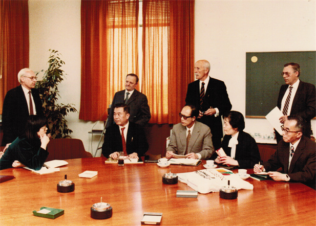 1978年，許文思帶領(lǐng)上海醫(yī)藥工業(yè)研究院代表團(tuán)在德國赫斯特公司考察。1994年許文思當(dāng)選首批中國工程院院士。.jpg