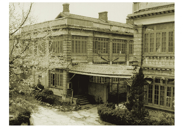 1949年新中國(guó)成立前后，中央防疫實(shí)驗(yàn)處先后更名為中央防疫處、天壇防疫處。12月，移交中華人民共和國(guó)衛(wèi)生部直接領(lǐng)導(dǎo)。同年，華東人民制藥公司上海生物制品廠（上海生物制品研究所前身）成立，圖為上海生物制品廠.jpg
