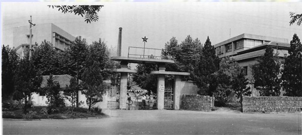 1950年，中南生物學(xué)制品廠（武漢生物制品研究所前身）成立.jpg