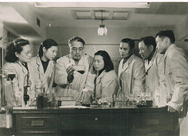 1950年代，著名微生物藥物學家，后任上海醫(yī)藥工業(yè)研究院抗生素室主任、副院長、名譽院長的童村，與科研人員在一起開展課題研究。.jpg