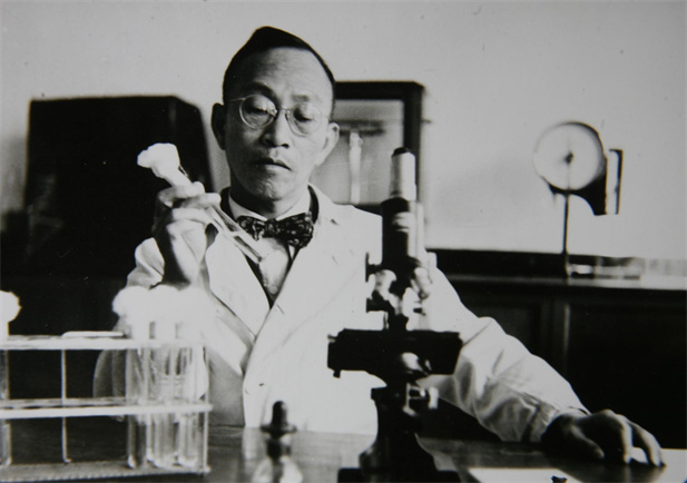 1955年，湯飛凡主持的沙眼研究小組分離出世界上第一株“沙眼衣原體”，命名為TE8，后在國際醫(yī)學(xué)界引起巨大反響，為我國贏得了榮譽(yù)，為我國微生物學(xué)界爭得了光榮.jpg