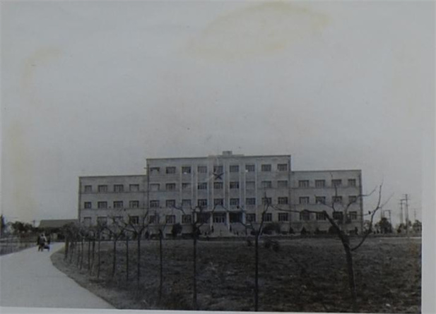 1958年，成都生物制品研究所成立。通過幾年的機構(gòu)調(diào)整、改造和建設(shè)，我國建成了北京、長春、成都、蘭州、上海、武漢六大生物制品研究所。它們既是生產(chǎn)又是研究機構(gòu)，逐步成為本地區(qū)應(yīng)用微生物學(xué)、免疫學(xué)研究開發(fā)基地及免疫接種科學(xué)技術(shù)的指導(dǎo)中心.jpg