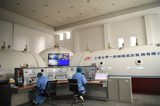 2020年2月，國藥東風(fēng)總醫(yī)院使用高壓氧艙技術(shù)治療新冠肺炎。.jpg