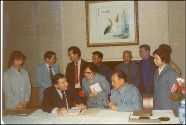 1982年5月，上海施貴寶合資簽約儀式，是中國(guó)改革開放以后成立的第一家中美合資制藥企業(yè)。.png