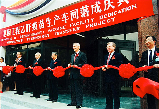 1989年，中國生物制品總公司成立。同年，北京生物制品研究所率先從美國默克公司引進(jìn)重組酵母乙肝疫苗工業(yè)化生產(chǎn)技術(shù).jpg