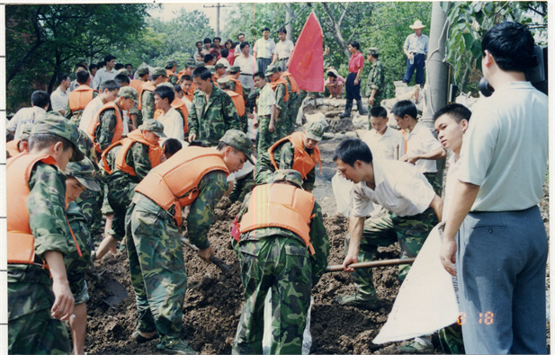 1998年8月15日，太極集團派出41名員工組成抗洪搶險隊，赴湖北荊州抗洪搶險。.jpg
