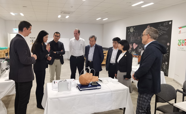 2023年11月10日，國藥集團董事長劉敬楨應(yīng)邀率團訪問歐洲領(lǐng)先的高端醫(yī)用耗材提供商洛曼勞仕醫(yī)療集團，與洛曼勞仕集團總裁、首席執(zhí)行官沃爾夫?qū)ぞ鬯估蘸褪紫\營官托馬斯·美尼茨會談交流.jpg