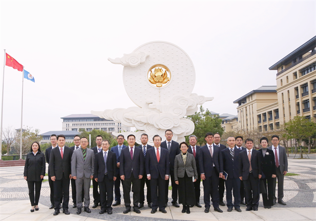 2024年2月26日，國藥集團(tuán)黨委書記、董事長劉敬楨一行訪問澳門大學(xué)，雙方簽署戰(zhàn)略合作協(xié)議并就進(jìn)一步深化合作進(jìn)行會談。澳門大學(xué)校長宋永華、副校長徐建，國藥集團(tuán)副總經(jīng)理（主持經(jīng)營工作）胡建偉，副總經(jīng)理董增賀、晉斌等出席活動。1.png