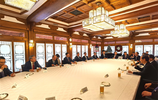 2023年12月20日，國藥集團(tuán)黨委書記、董事長劉敬楨參加韓國總理韓德洙會見中方代表團(tuán)活動并作為代表發(fā)言，就中韓兩國在生命健康領(lǐng)域未來發(fā)展合作提出積極建議。韓德洙對國藥集團(tuán)在韓中經(jīng)濟(jì)社會及生命健康領(lǐng)域的合作發(fā)展表示贊許.jpg