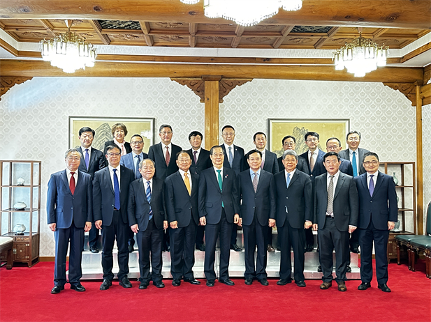 2023年12月20日，國藥集團黨委書記、董事長劉敬楨參加韓國總理韓德洙會見中方代表團活動并作為代表發(fā)言，就中韓兩國在生命健康領(lǐng)域未來發(fā)展合作提出積極建議。韓德洙對國藥集團在韓中經(jīng)濟社會及生命健康領(lǐng)域的合作發(fā)展表示贊許。.jpg
