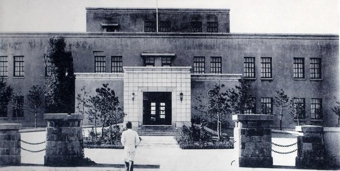 1946年，東北民主聯(lián)軍接管長春衛(wèi)生技術(shù)廠，后改稱東北衛(wèi)生技術(shù)廠（長春生物制品研究所前身）