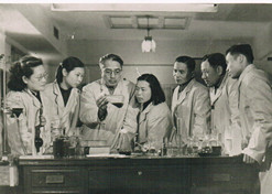 1950年，著名微生物藥物學家，后任上海醫(yī)藥工業(yè)研究院抗生素室主任、副院長、名譽院長的童村，與科研人員開展課題研究
