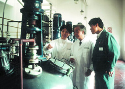 1990年，周后元在藥廠生產(chǎn)車間指導(dǎo)工作。1994年周后元當(dāng)選首批中國工程院院士