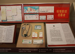 國藥集團新冠疫苗實物、國藥疫苗海外合作工作成果及醫(yī)療物資援外畫面入選中國共產(chǎn)黨歷史展覽館“抗擊疫情”展區(qū)。