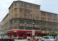 1949年，東北醫(yī)藥總公司辦公樓（位于沈陽市太原街13 號，其中第一至第三層為30年代原建筑，第四層以上為80  年代所接蓋