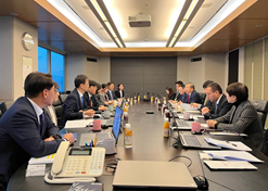 2023年12月19日至21日，劉敬楨一行與韓美藥品社長(zhǎng)林珠賢、CEO樸宰賢等進(jìn)行座談交流