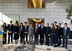 2023年12月19日至21日，劉敬楨一行在與大熊制藥總經(jīng)理樸聖秀、全球事業(yè)部部長(zhǎng)金度榮、中國(guó)事業(yè)組組長(zhǎng)文智英等會(huì)談