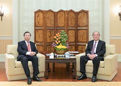2024年2月26日，澳門(mén)特區(qū)行政長(zhǎng)官賀一誠(chéng)會(huì)見(jiàn)國(guó)藥集團(tuán)黨委書(shū)記、董事長(zhǎng)劉敬楨一行，雙方就推動(dòng)大健康產(chǎn)業(yè)發(fā)展、橫琴粵澳深度合作區(qū)建設(shè)等議題交換意見(jiàn)