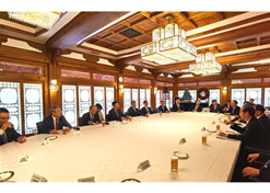 2023年12月20日，國(guó)藥集團(tuán)黨委書(shū)記、董事長(zhǎng)劉敬楨參加韓國(guó)總理韓德洙會(huì)見(jiàn)中方代表團(tuán)活動(dòng)并作為代表發(fā)言
